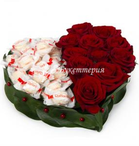 Композиция с розами и рафаелло в форме сердца