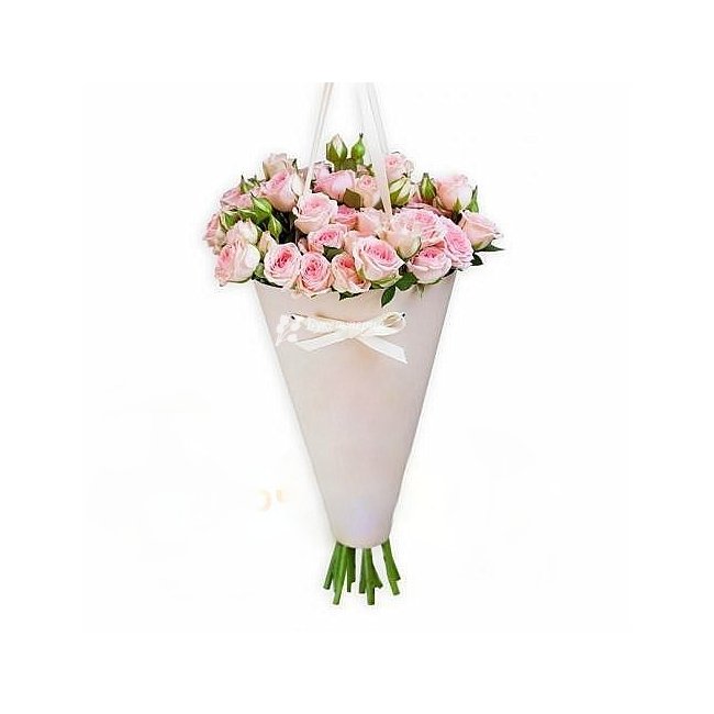 Кустовые розы в конусе - магазин цветов «Букеттерия» в Сочи
