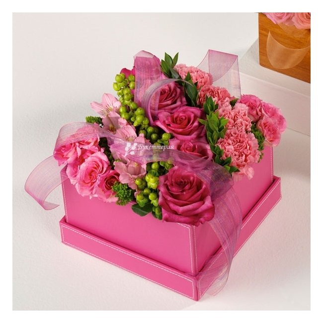 Яркая розовая композиция в коробке - магазин цветов «Букеттерия» в Сочи