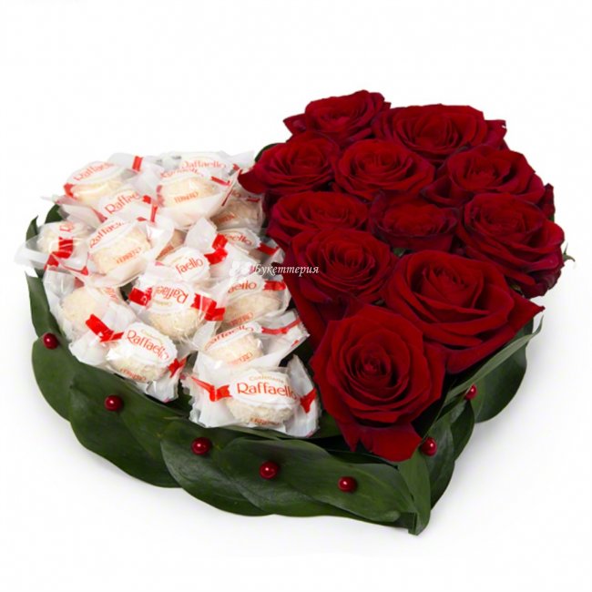 Композиция с розами и рафаелло в форме сердца - магазин цветов «Букеттерия» в Сочи