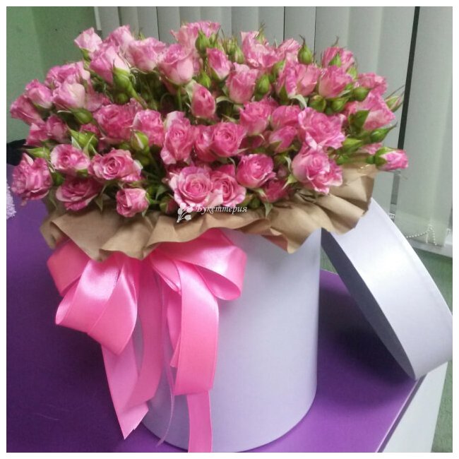 Кустовые розы в коробке - магазин цветов «Букеттерия» в Сочи