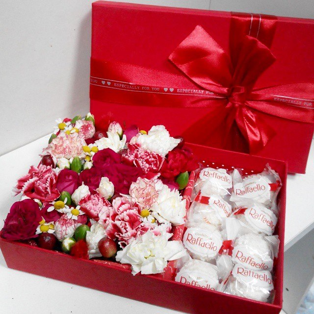 Коробка с цветами и сладостями купить с доставкой по Москве - malino-v.ru